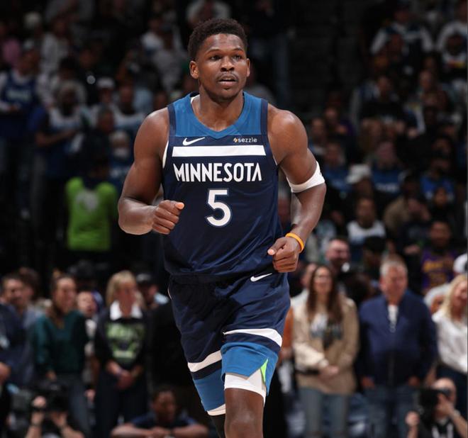 NBA 西部争六大战：森林狼爱德华兹率队险胜湖人占先机