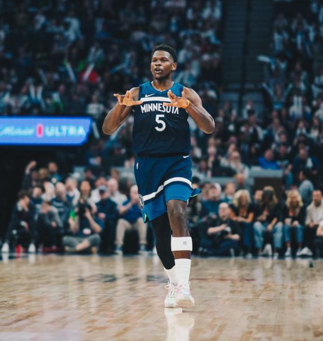 NBA 西部争六大战：森林狼爱德华兹率队险胜湖人占先机