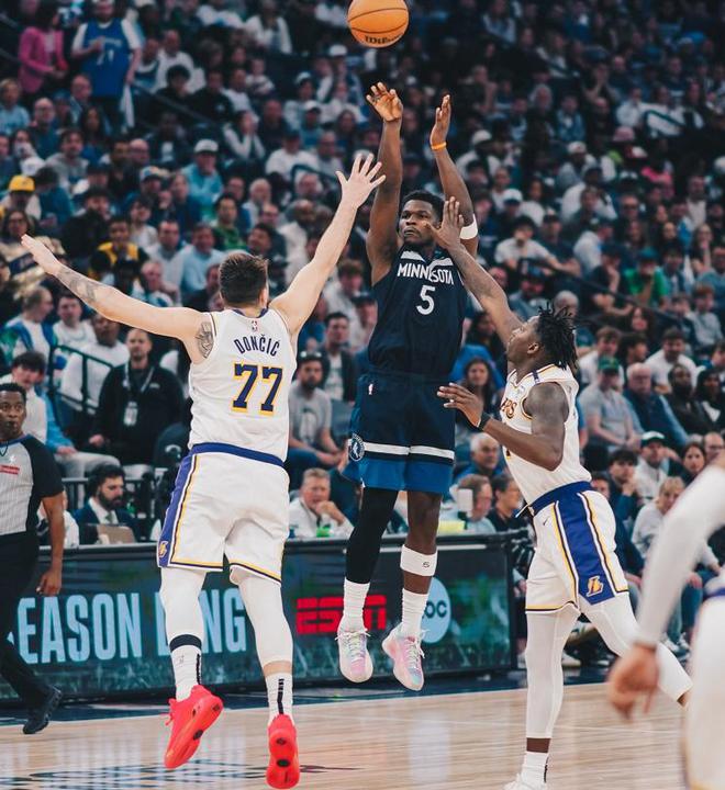 NBA季后赛首轮：森林狼与湖人激战，前三场2-1领先第四战险胜