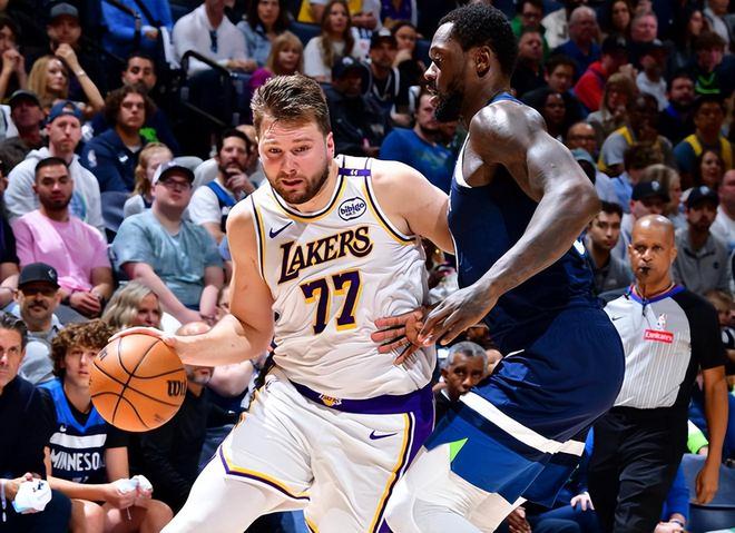 4月28日NBA季后赛湖人森林狼第四场比赛战况激烈