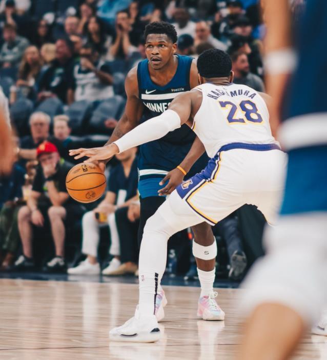 4月28日NBA季后赛首轮：森林狼主场116-113胜湖人3-1拿赛点