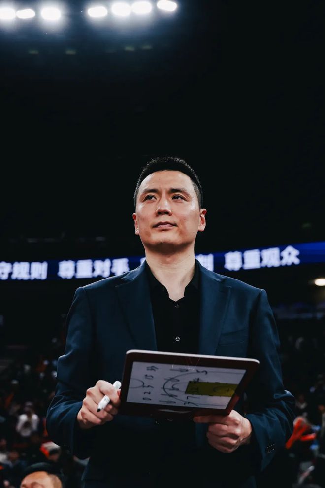 上海男篮主帅卢伟今晚咪咕解说CBA半决赛，回顾赛季展望未来