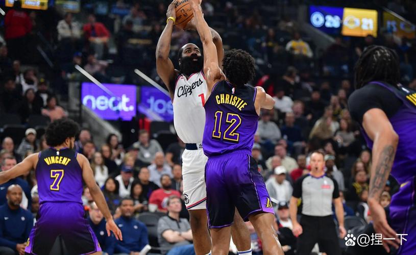 4月28日NBA季后赛疯狂一夜：湖人G4崩盘，快船掘金存争议判罚