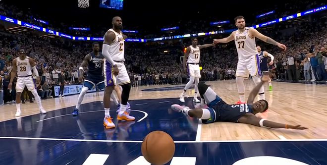 4月28日詹姆斯发怒！疯狂炮轰NBA吹罚，不满队友尽显失态
