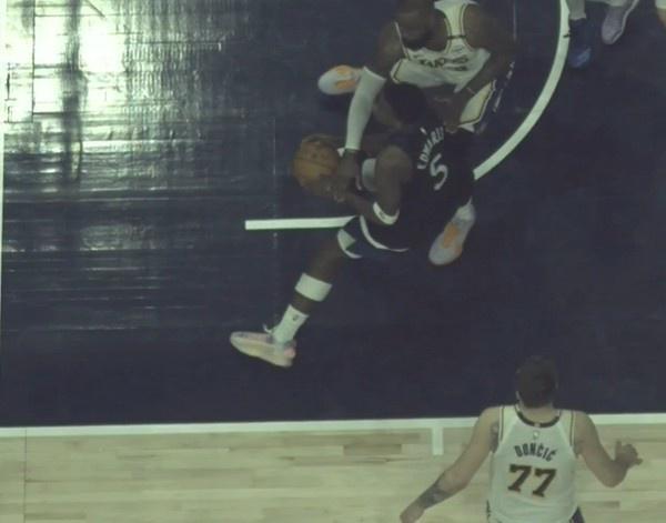 4月28日詹姆斯发怒！疯狂炮轰NBA吹罚，不满队友尽显失态