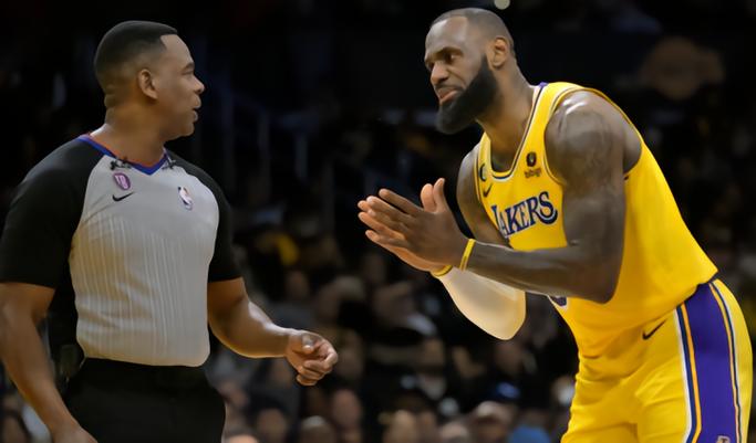 4月28日詹姆斯发怒！疯狂炮轰NBA吹罚，不满队友尽显失态