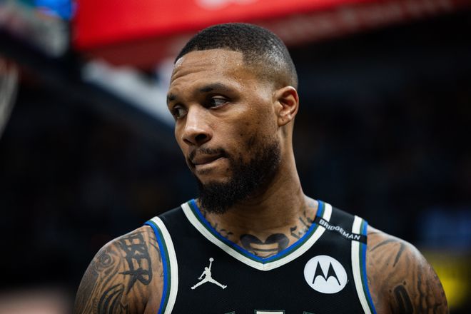 4月28日NBA季后赛：雄鹿利拉德无对抗受伤，比赛陷入胶着