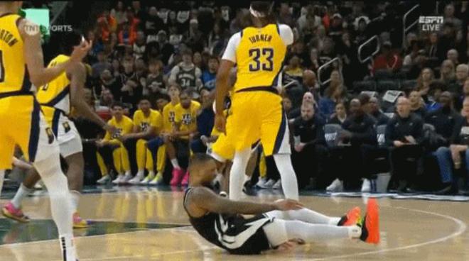 4月28日NBA季后赛：雄鹿利拉德无对抗受伤，比赛陷入胶着