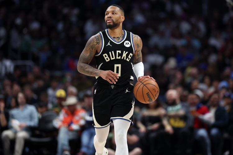 4月28日NBA季后赛：雄鹿利拉德无对抗受伤，比赛陷入胶着