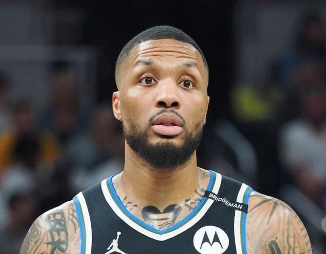 4月28日NBA季后赛：雄鹿利拉德无对抗受伤，比赛陷入胶着